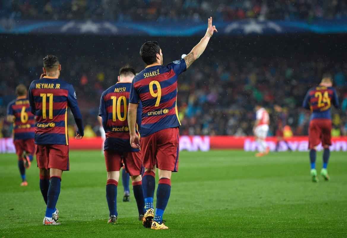 Se no jogo de ida Lionel Messi concentrou todas as atenes, desta vez o Barcelona contou com o brilho de todo o trio MSN para vencer novamente o Arsenal, nesta quarta-feira. Com um gol de Messi, outro de Neymar e mais um Luis Surez, o time espanhol bateu o rival ingls por 3 a 1, acumulando 5 a 1 no placar agregado, no Camp Nou sob chuva. O novo triunfo selou com folga a vaga nas quartas de final da Liga dos Campees.
