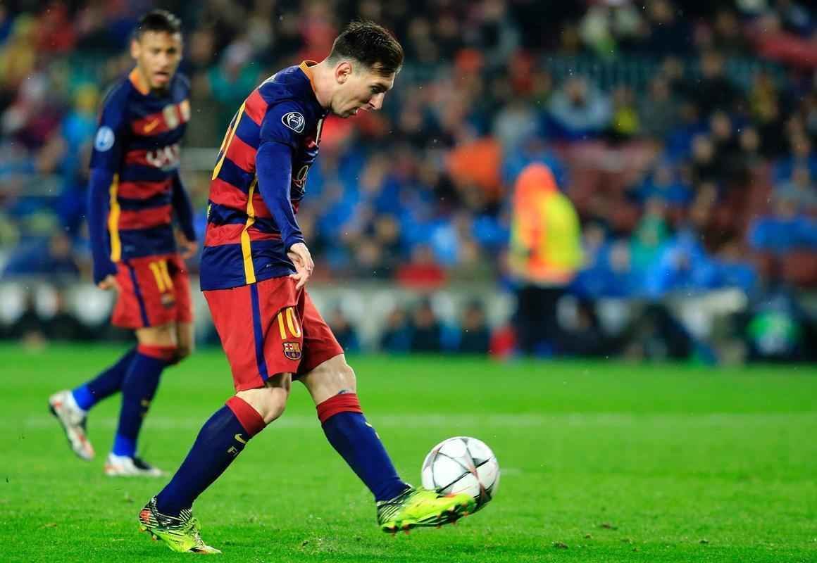 Se no jogo de ida Lionel Messi concentrou todas as atenes, desta vez o Barcelona contou com o brilho de todo o trio MSN para vencer novamente o Arsenal, nesta quarta-feira. Com um gol de Messi, outro de Neymar e mais um Luis Surez, o time espanhol bateu o rival ingls por 3 a 1, acumulando 5 a 1 no placar agregado, no Camp Nou sob chuva. O novo triunfo selou com folga a vaga nas quartas de final da Liga dos Campees.