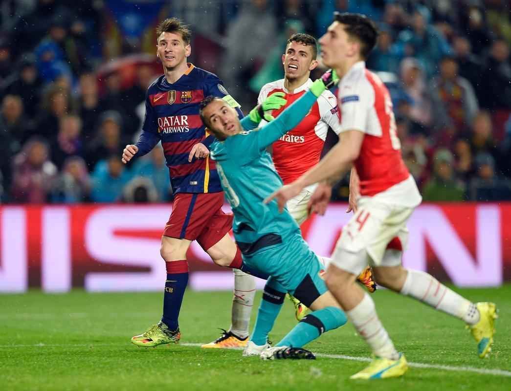 Se no jogo de ida Lionel Messi concentrou todas as atenes, desta vez o Barcelona contou com o brilho de todo o trio MSN para vencer novamente o Arsenal, nesta quarta-feira. Com um gol de Messi, outro de Neymar e mais um Luis Surez, o time espanhol bateu o rival ingls por 3 a 1, acumulando 5 a 1 no placar agregado, no Camp Nou sob chuva. O novo triunfo selou com folga a vaga nas quartas de final da Liga dos Campees.