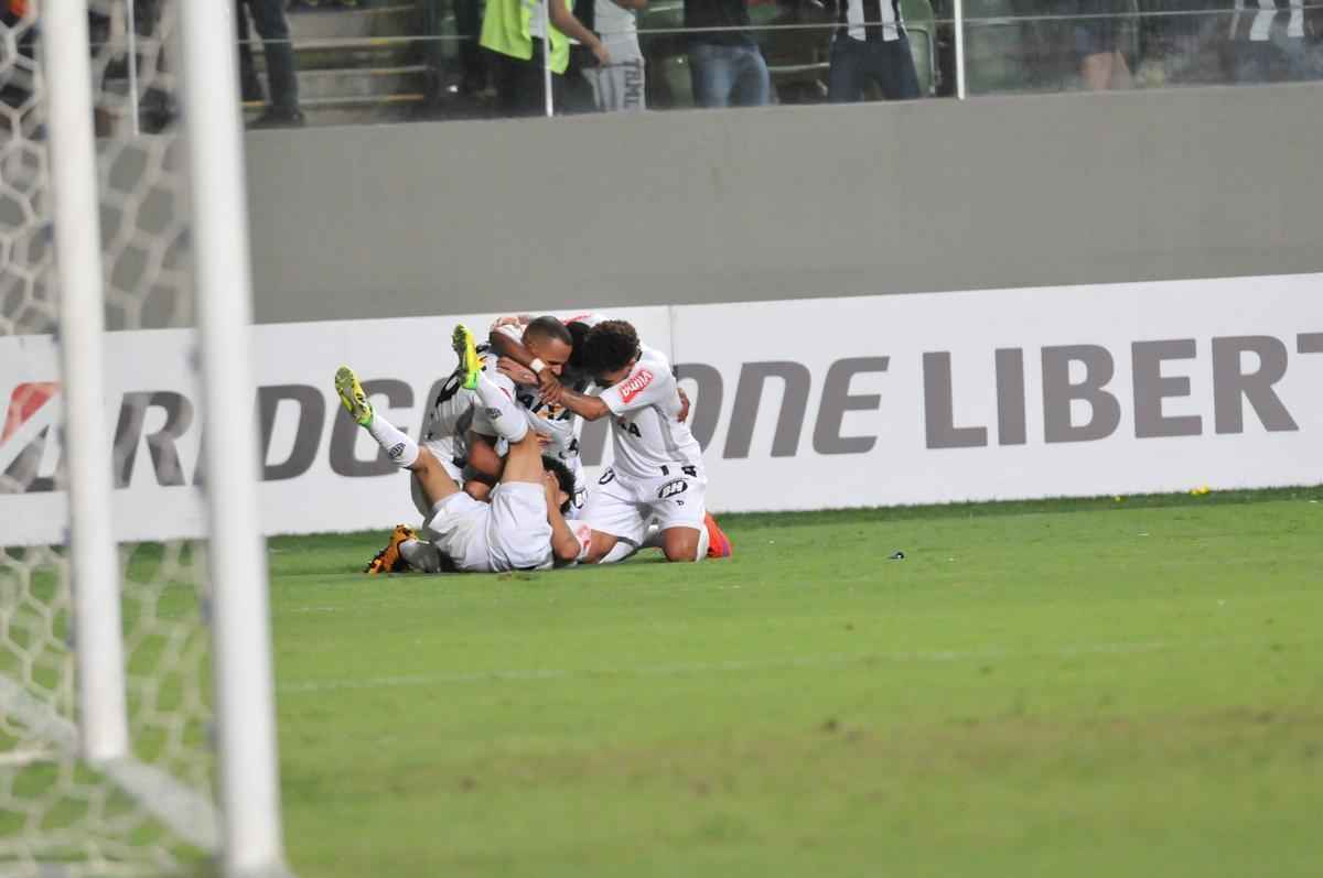 Coringa de Diego Aguirre marcou mais uma vez na Libertadores e vibrou muito diante do Colo Colo