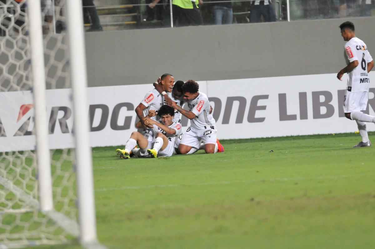 Coringa de Diego Aguirre marcou mais uma vez na Libertadores e vibrou muito diante do Colo Colo