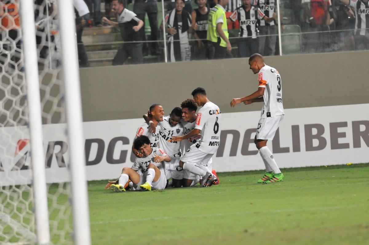 Coringa de Diego Aguirre marcou mais uma vez na Libertadores e vibrou muito diante do Colo Colo