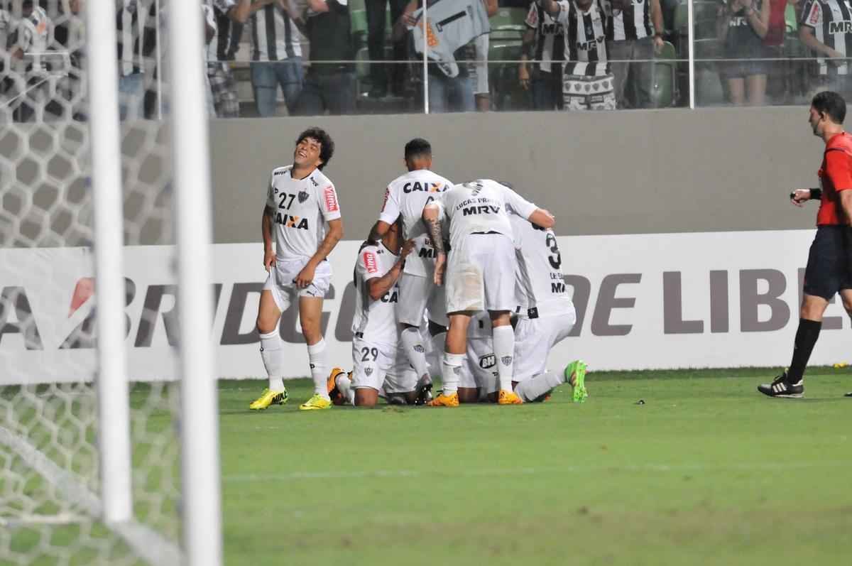 Coringa de Diego Aguirre marcou mais uma vez na Libertadores e vibrou muito diante do Colo Colo