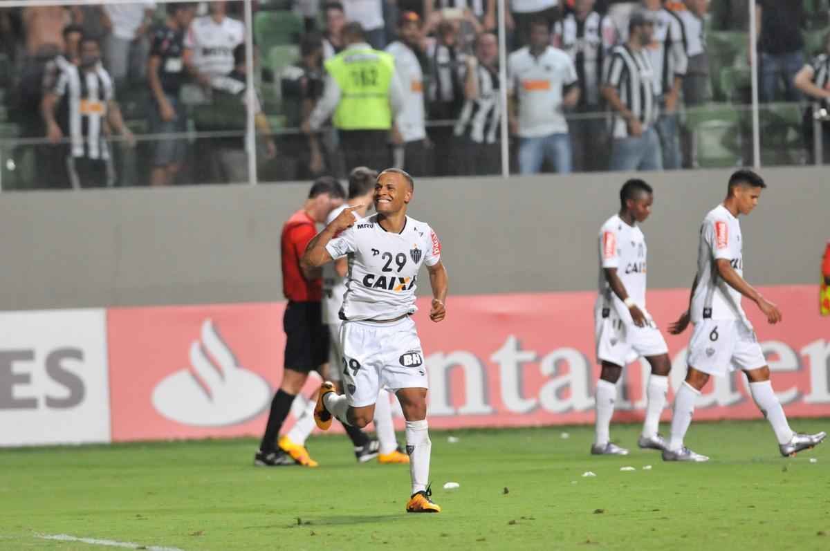 Coringa de Diego Aguirre marcou mais uma vez na Libertadores e vibrou muito diante do Colo Colo