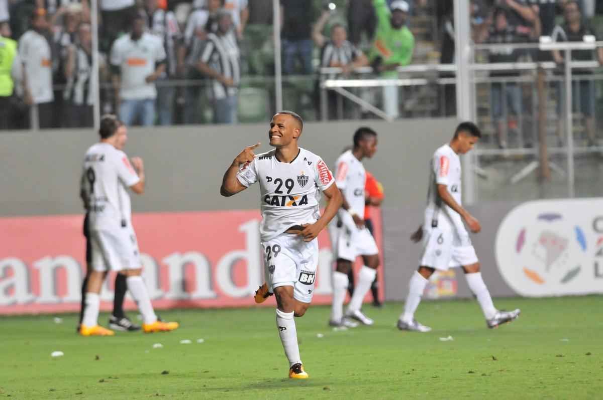 Coringa de Diego Aguirre marcou mais uma vez na Libertadores e vibrou muito diante do Colo Colo