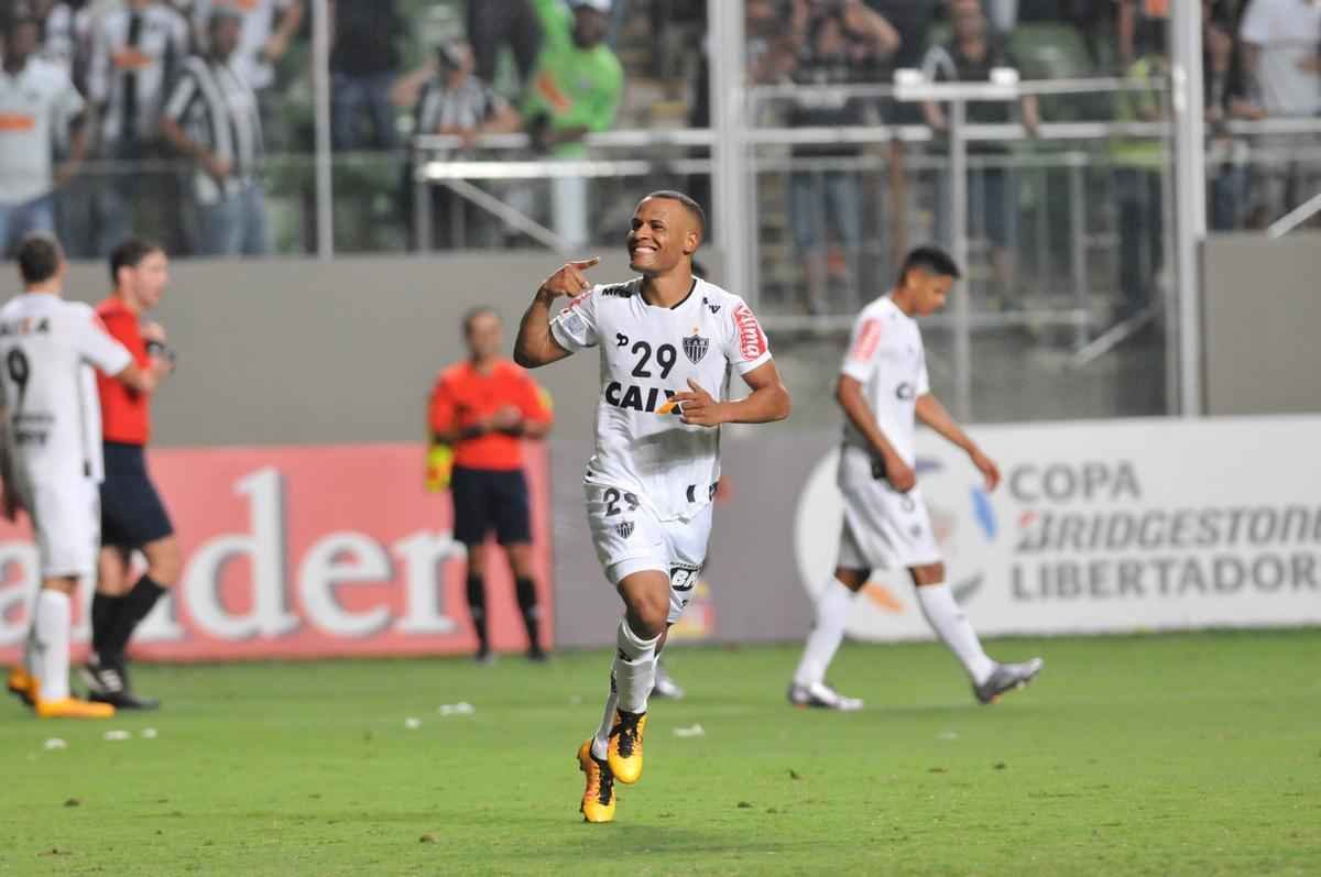 Coringa de Diego Aguirre marcou mais uma vez na Libertadores e vibrou muito diante do Colo Colo