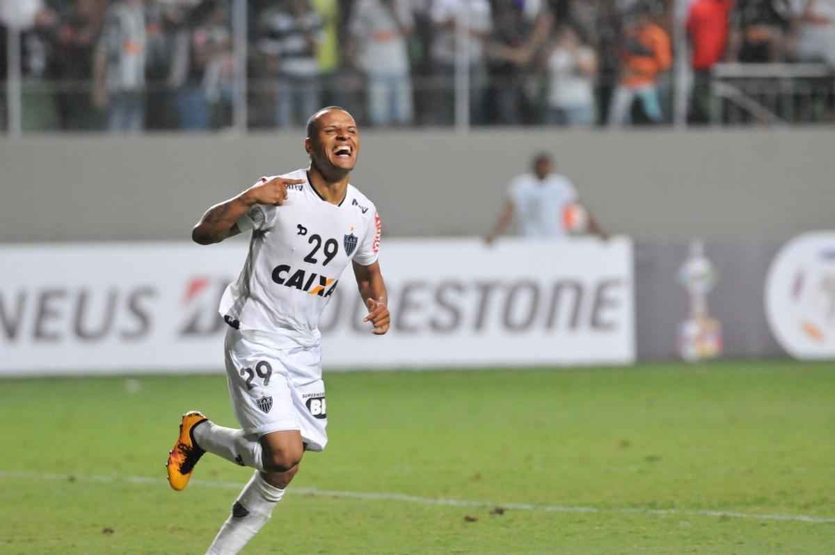 Coringa de Diego Aguirre marcou mais uma vez na Libertadores e vibrou muito diante do Colo Colo