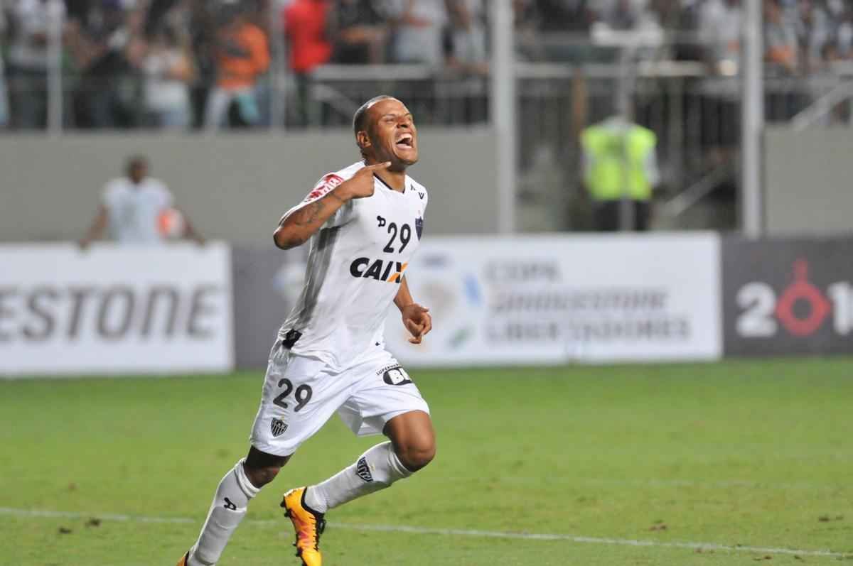 Coringa de Diego Aguirre marcou mais uma vez na Libertadores e vibrou muito diante do Colo Colo