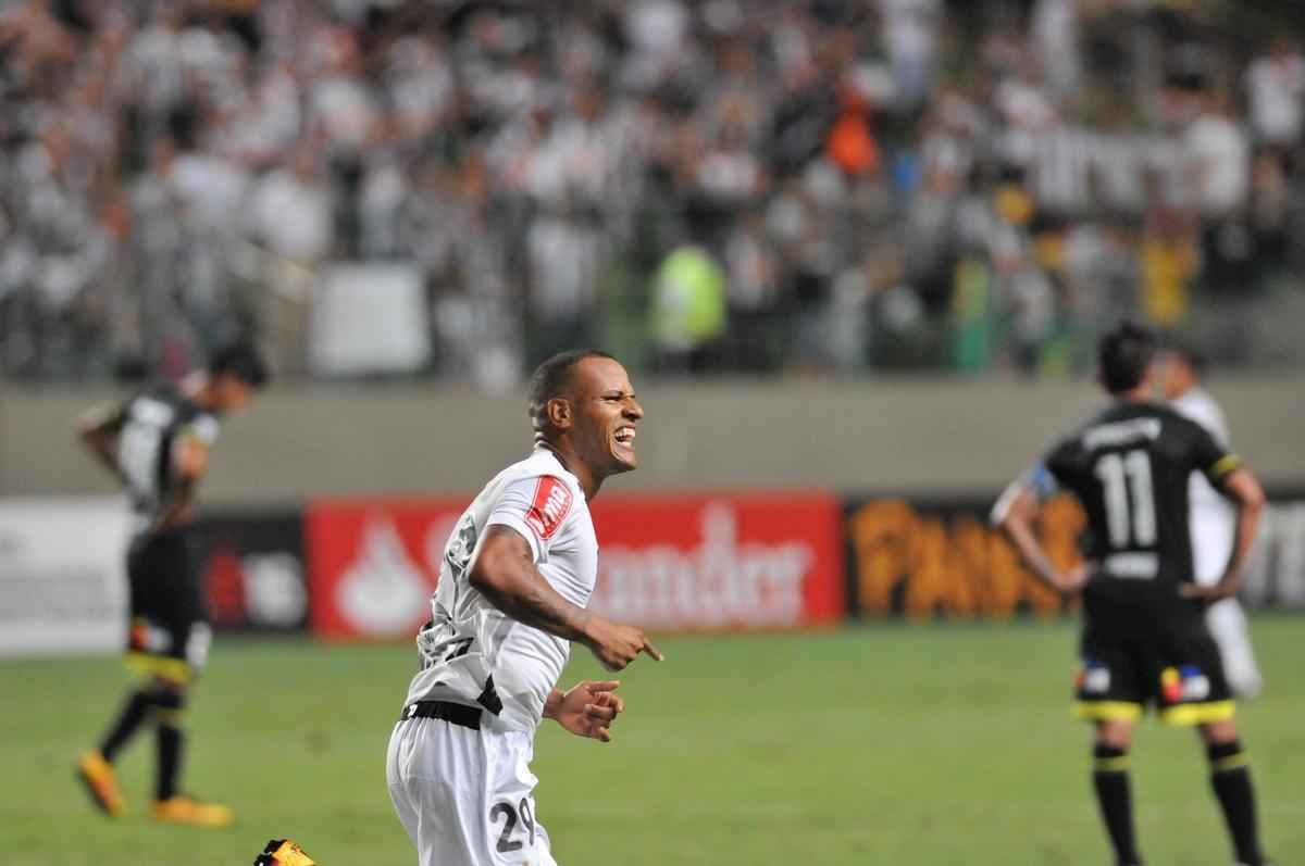 Coringa de Diego Aguirre marcou mais uma vez na Libertadores e vibrou muito diante do Colo Colo