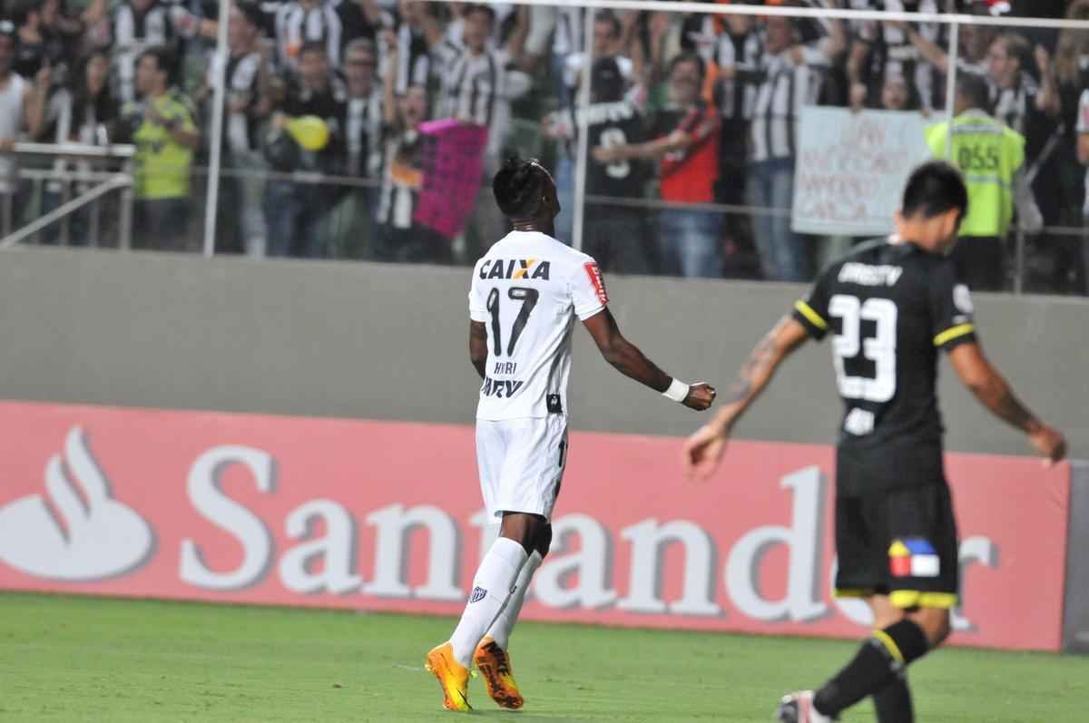 Hyuri entrou no lugar de Patric e marcou o terceiro gol do Galo sobre o Colo Colo no Horto