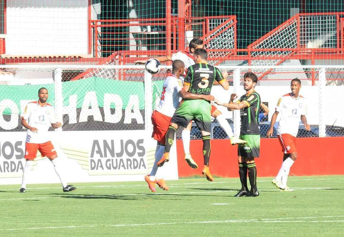 Fotos da derrota do Amrica para o Tombense, por 2 a 0, no Estdio Almeido, em Tombos. Resultado deste sbado deixou o Coelho fora do G-4 e em situao complicada para avanar s semifinais do Mineiro. Os gols do Gavio-carcar foram marcados por Gelson e Daniel Amorim.