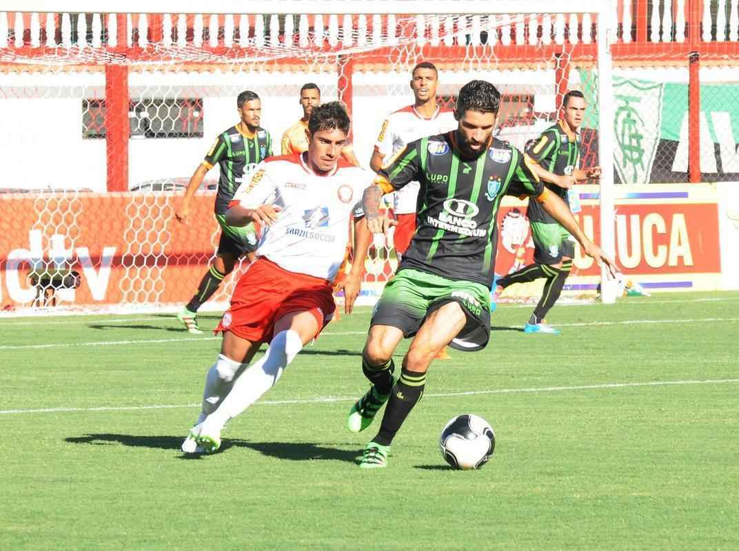 Fotos da derrota do Amrica para o Tombense, por 2 a 0, no Estdio Almeido, em Tombos. Resultado deste sbado deixou o Coelho fora do G-4 e em situao complicada para avanar s semifinais do Mineiro. Os gols do Gavio-carcar foram marcados por Gelson e Daniel Amorim.