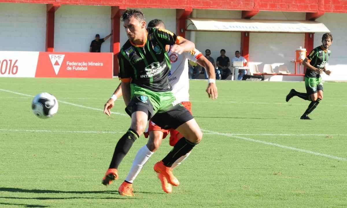 Fotos da derrota do Amrica para o Tombense, por 2 a 0, no Estdio Almeido, em Tombos. Resultado deste sbado deixou o Coelho fora do G-4 e em situao complicada para avanar s semifinais do Mineiro. Os gols do Gavio-carcar foram marcados por Gelson e Daniel Amorim.