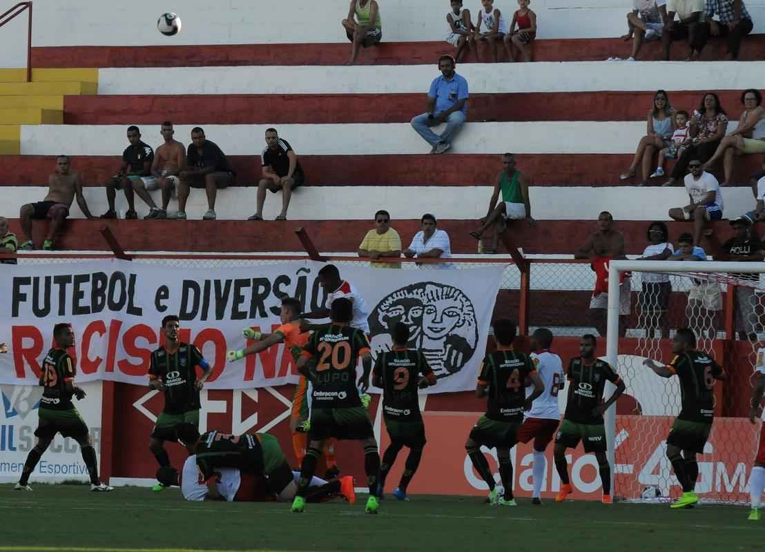 Fotos da derrota do Amrica para o Tombense, por 2 a 0, no Estdio Almeido, em Tombos. Resultado deste sbado deixou o Coelho fora do G-4 e em situao complicada para avanar s semifinais do Mineiro. Os gols do Gavio-carcar foram marcados por Gelson e Daniel Amorim.