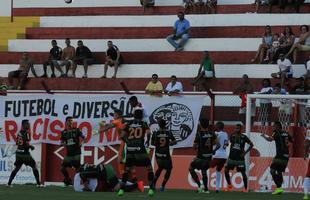 Fotos da derrota do Amrica para o Tombense, por 2 a 0, no Estdio Almeido, em Tombos. Resultado deste sbado deixou o Coelho fora do G-4 e em situao complicada para avanar s semifinais do Mineiro. Os gols do Gavio-carcar foram marcados por Gelson e Daniel Amorim.