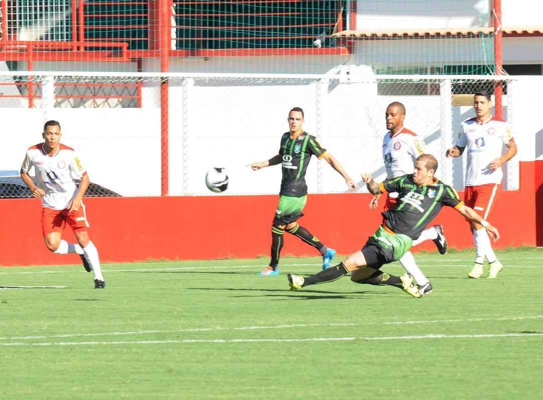 Fotos da derrota do Amrica para o Tombense, por 2 a 0, no Estdio Almeido, em Tombos. Resultado deste sbado deixou o Coelho fora do G-4 e em situao complicada para avanar s semifinais do Mineiro. Os gols do Gavio-carcar foram marcados por Gelson e Daniel Amorim.