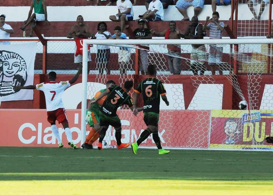 Fotos da derrota do Amrica para o Tombense, por 2 a 0, no Estdio Almeido, em Tombos. Resultado deste sbado deixou o Coelho fora do G-4 e em situao complicada para avanar s semifinais do Mineiro. Os gols do Gavio-carcar foram marcados por Gelson e Daniel Amorim.