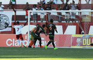 Fotos da derrota do Amrica para o Tombense, por 2 a 0, no Estdio Almeido, em Tombos. Resultado deste sbado deixou o Coelho fora do G-4 e em situao complicada para avanar s semifinais do Mineiro. Os gols do Gavio-carcar foram marcados por Gelson e Daniel Amorim.