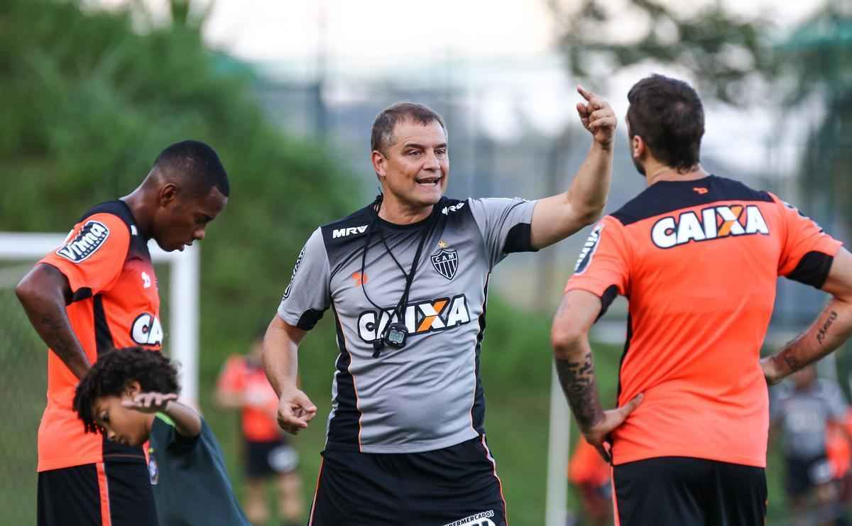 O tcnico Diego Aguirre comandou treino nesta quinta-feira, na Cidade do Galo