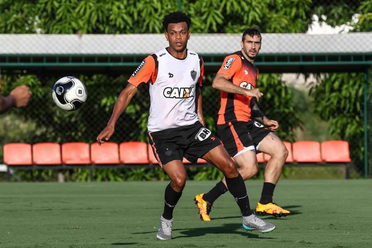 O tcnico Diego Aguirre comandou treino nesta quinta-feira, na Cidade do Galo