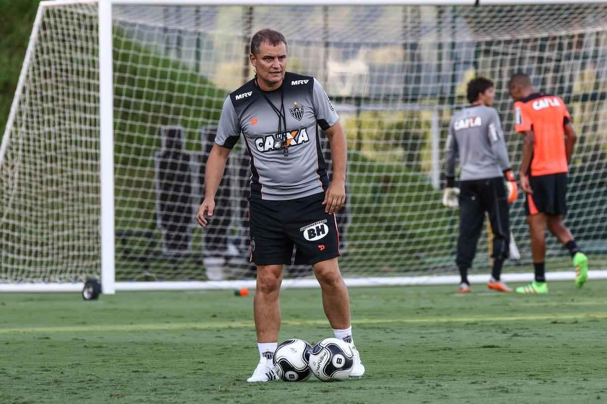 O tcnico Diego Aguirre comandou treino nesta quinta-feira, na Cidade do Galo