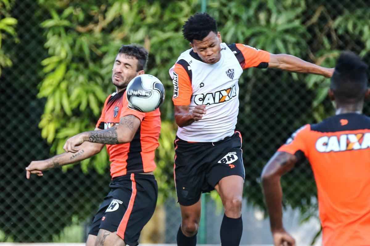 O tcnico Diego Aguirre comandou treino nesta quinta-feira, na Cidade do Galo