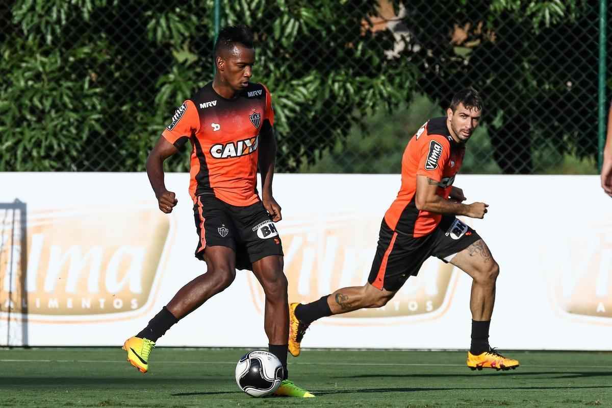O tcnico Diego Aguirre comandou treino nesta quinta-feira, na Cidade do Galo