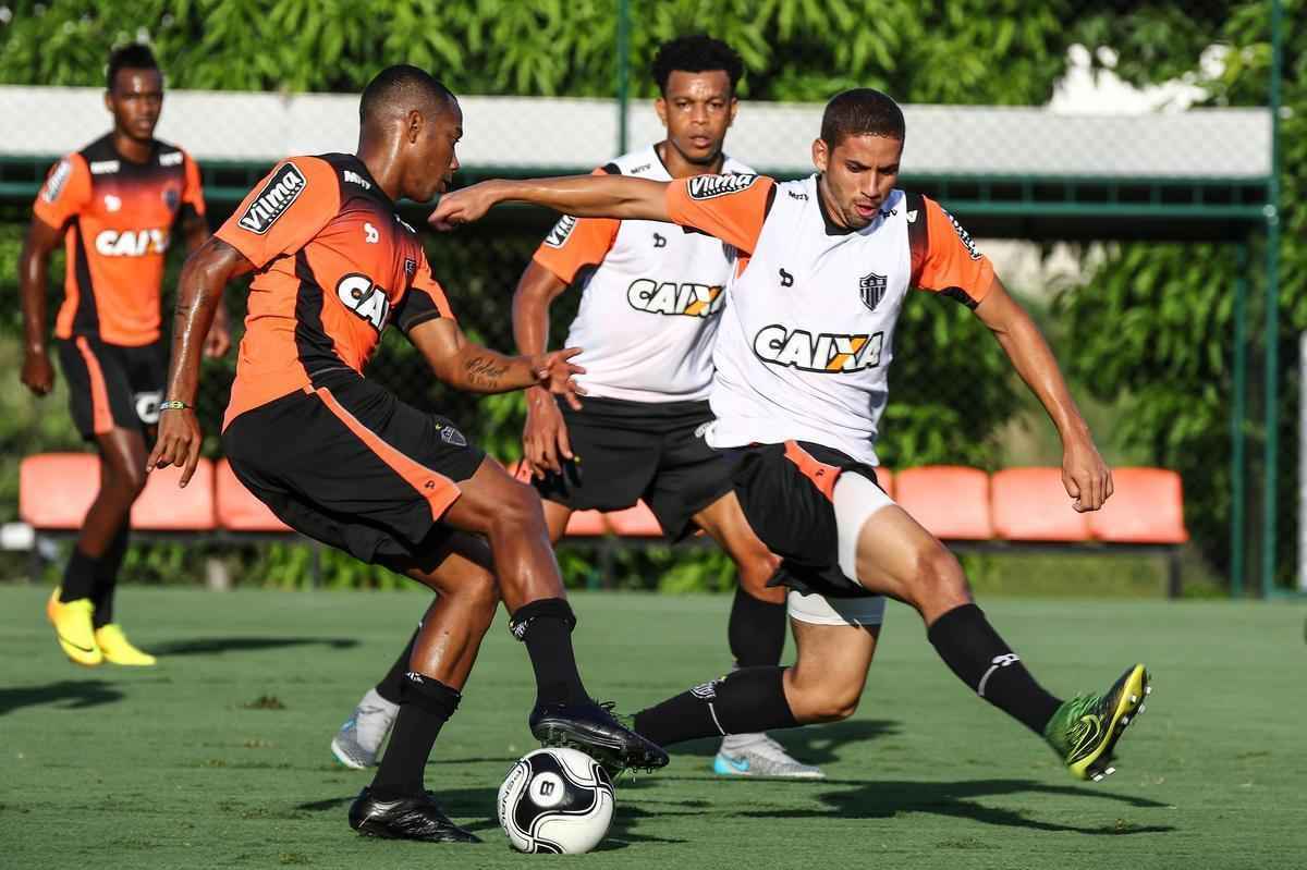 O tcnico Diego Aguirre comandou treino nesta quinta-feira, na Cidade do Galo