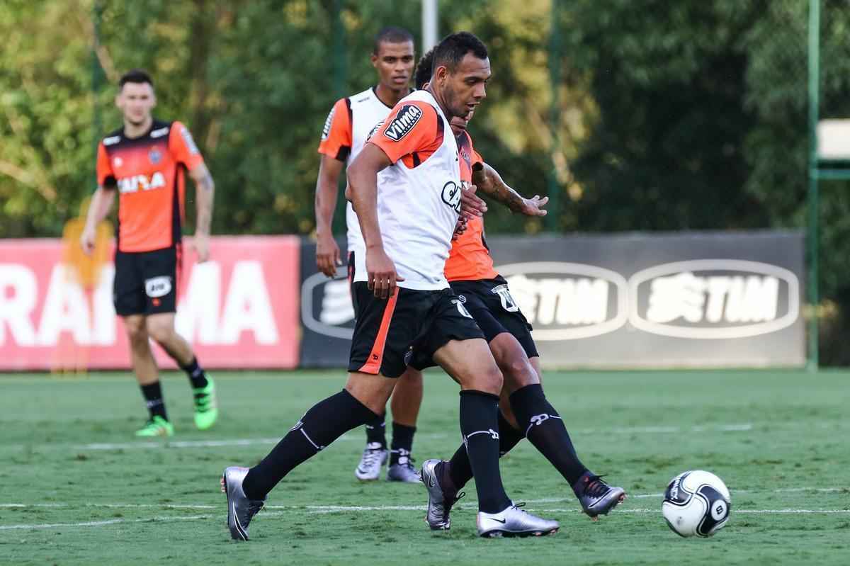 O tcnico Diego Aguirre comandou treino nesta quinta-feira, na Cidade do Galo
