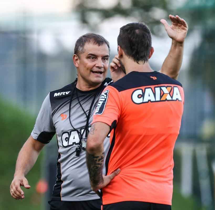 O tcnico Diego Aguirre comandou treino nesta quinta-feira, na Cidade do Galo