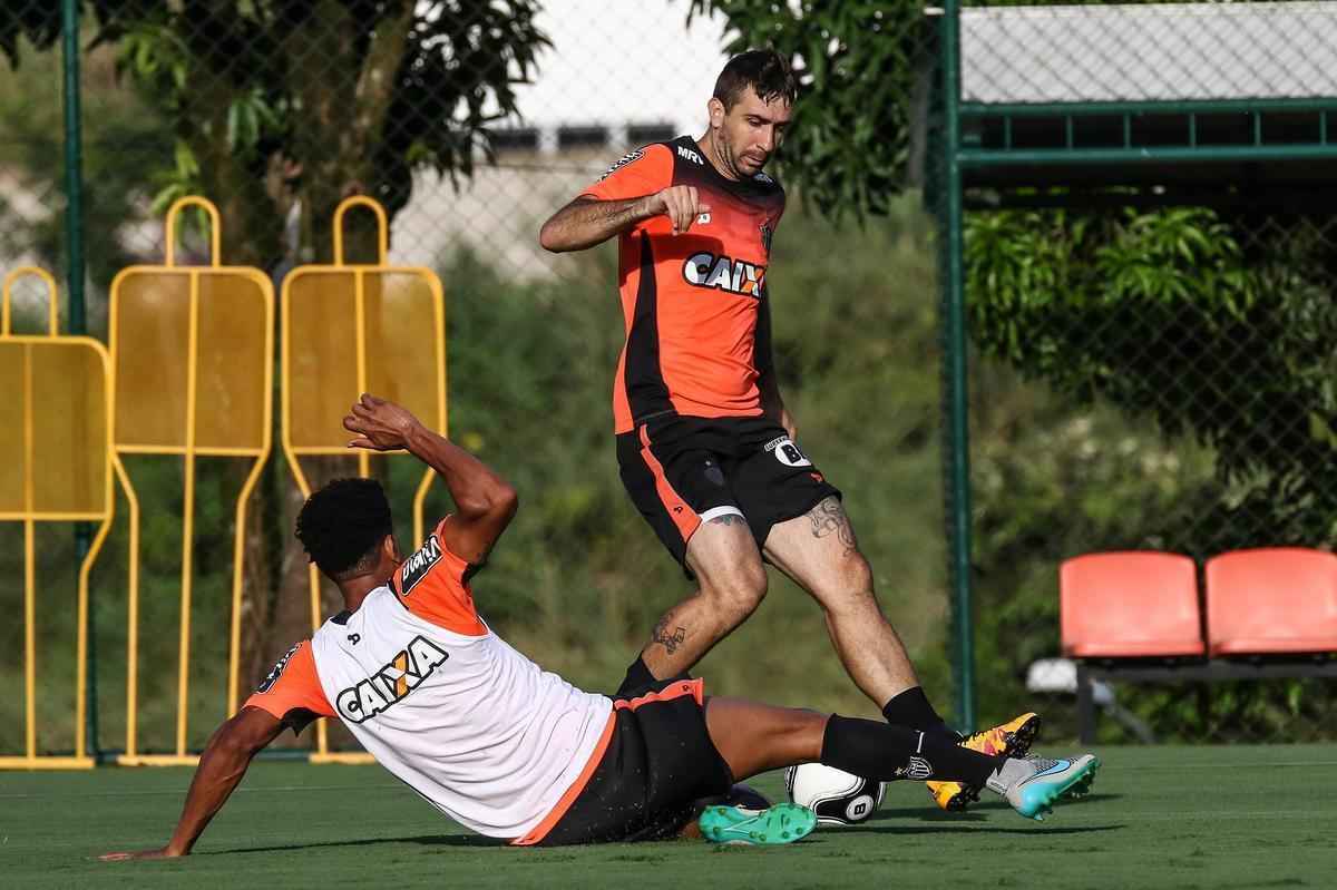 O tcnico Diego Aguirre comandou treino nesta quinta-feira, na Cidade do Galo