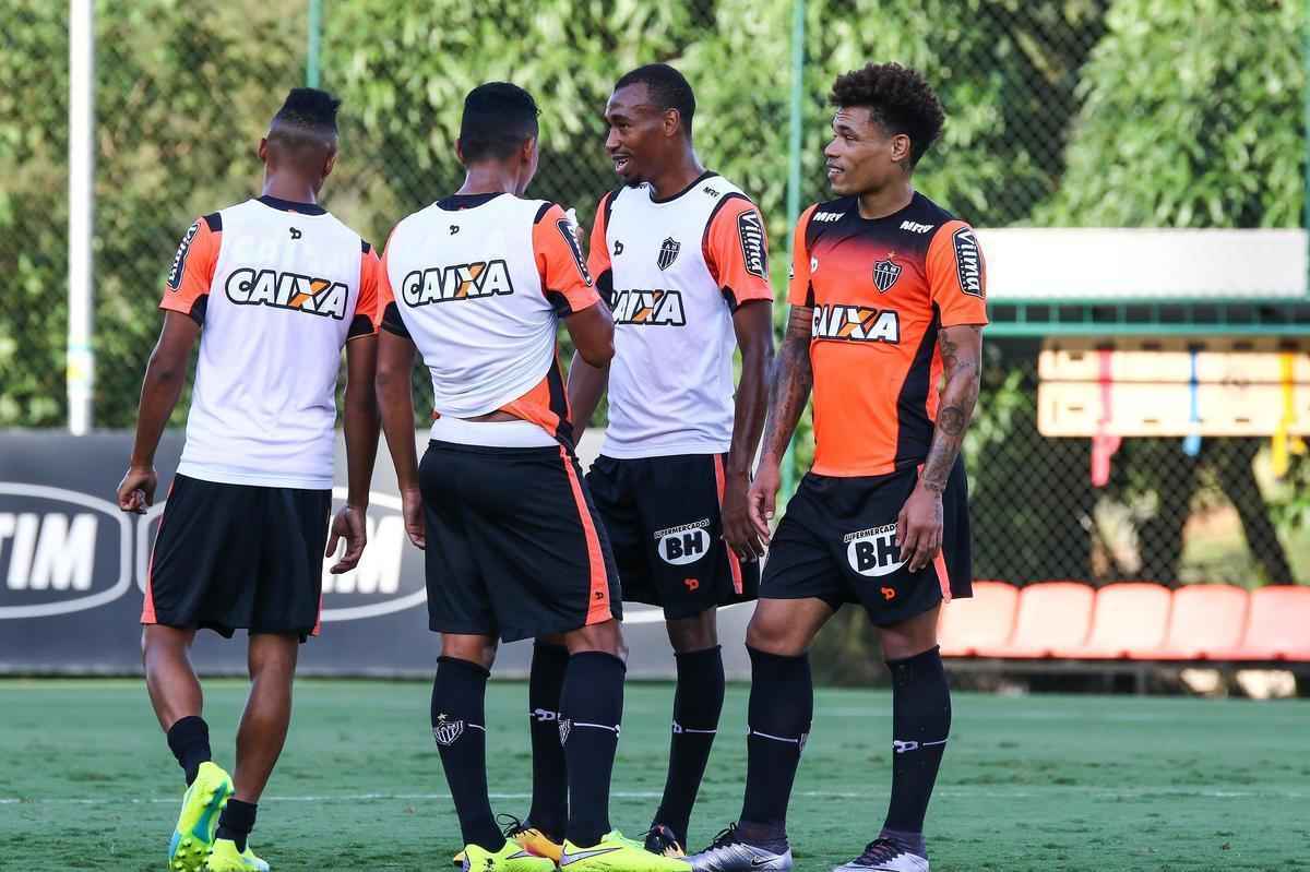 O tcnico Diego Aguirre comandou treino nesta quinta-feira, na Cidade do Galo