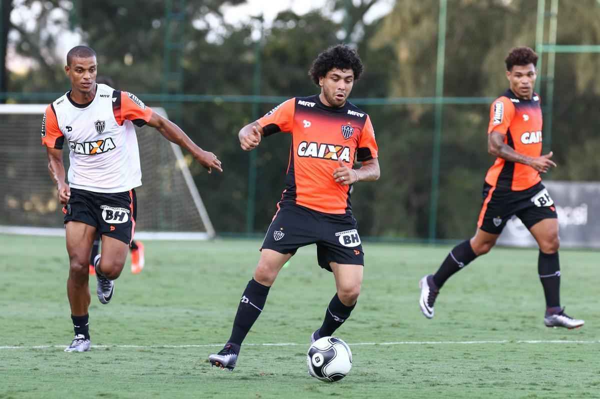 O tcnico Diego Aguirre comandou treino nesta quinta-feira, na Cidade do Galo