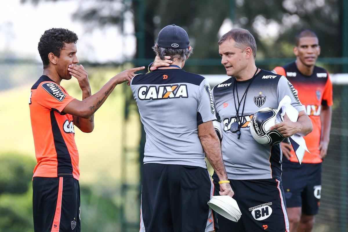 O tcnico Diego Aguirre comandou treino nesta quinta-feira, na Cidade do Galo