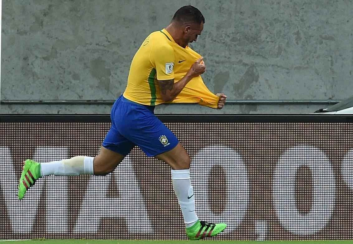 Brasil abre 2 a 0, mas Uruguai reage e busca empate na Arena Pernambuco