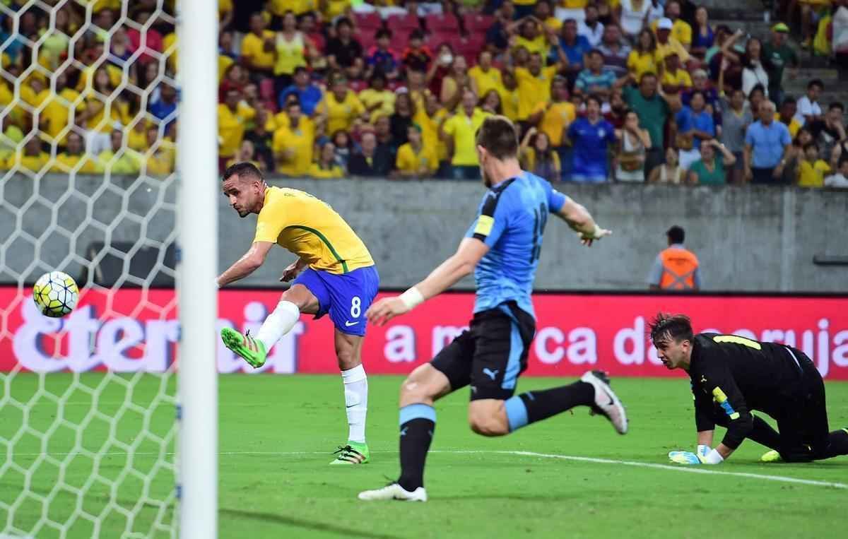 Brasil abre 2 a 0, mas Uruguai reage e busca empate na Arena Pernambuco
