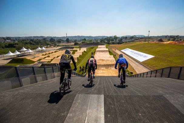 Localizado dentro do Parque Radical, em Deodoro, a pista de BMX tem percurso entre 300m e 400m