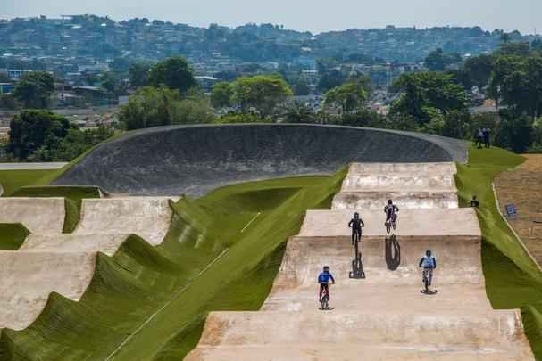 Localizado dentro do Parque Radical, em Deodoro, a pista de BMX tem percurso entre 300m e 400m