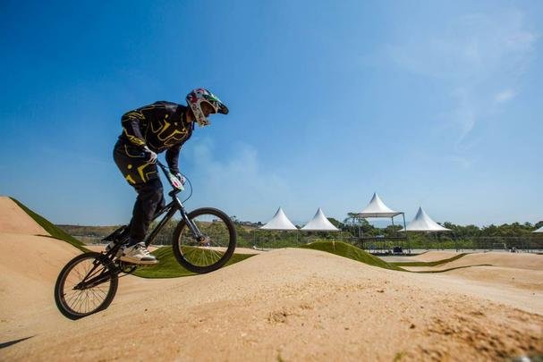 Localizado dentro do Parque Radical, em Deodoro, a pista de BMX tem percurso entre 300m e 400m