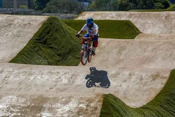 Localizado dentro do Parque Radical, em Deodoro, a pista de BMX tem percurso entre 300m e 400m