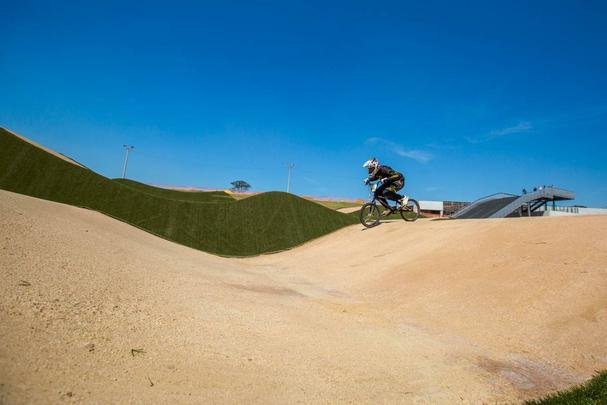 Localizado dentro do Parque Radical, em Deodoro, a pista de BMX tem percurso entre 300m e 400m