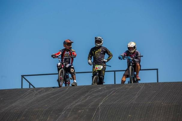 Localizado dentro do Parque Radical, em Deodoro, a pista de BMX tem percurso entre 300m e 400m