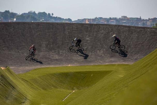 Localizado dentro do Parque Radical, em Deodoro, a pista de BMX tem percurso entre 300m e 400m