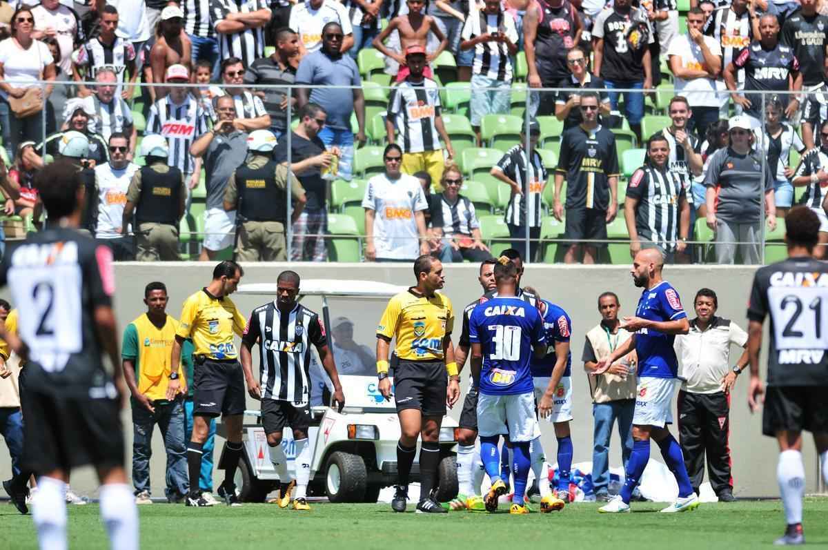 Imagens de lances do clssico mineiro realizado neste domingo, no Horto