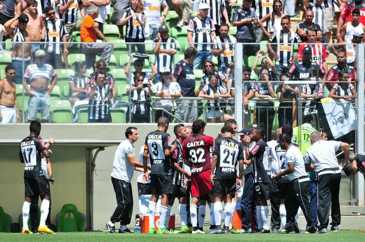 Imagens de lances do clssico mineiro realizado neste domingo, no Horto
