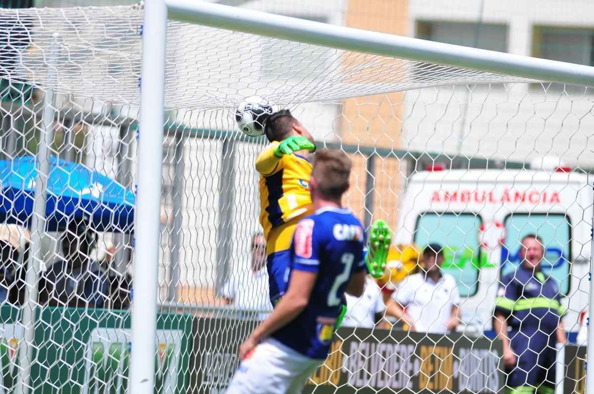 Imagens de lances do clssico mineiro realizado neste domingo, no Horto