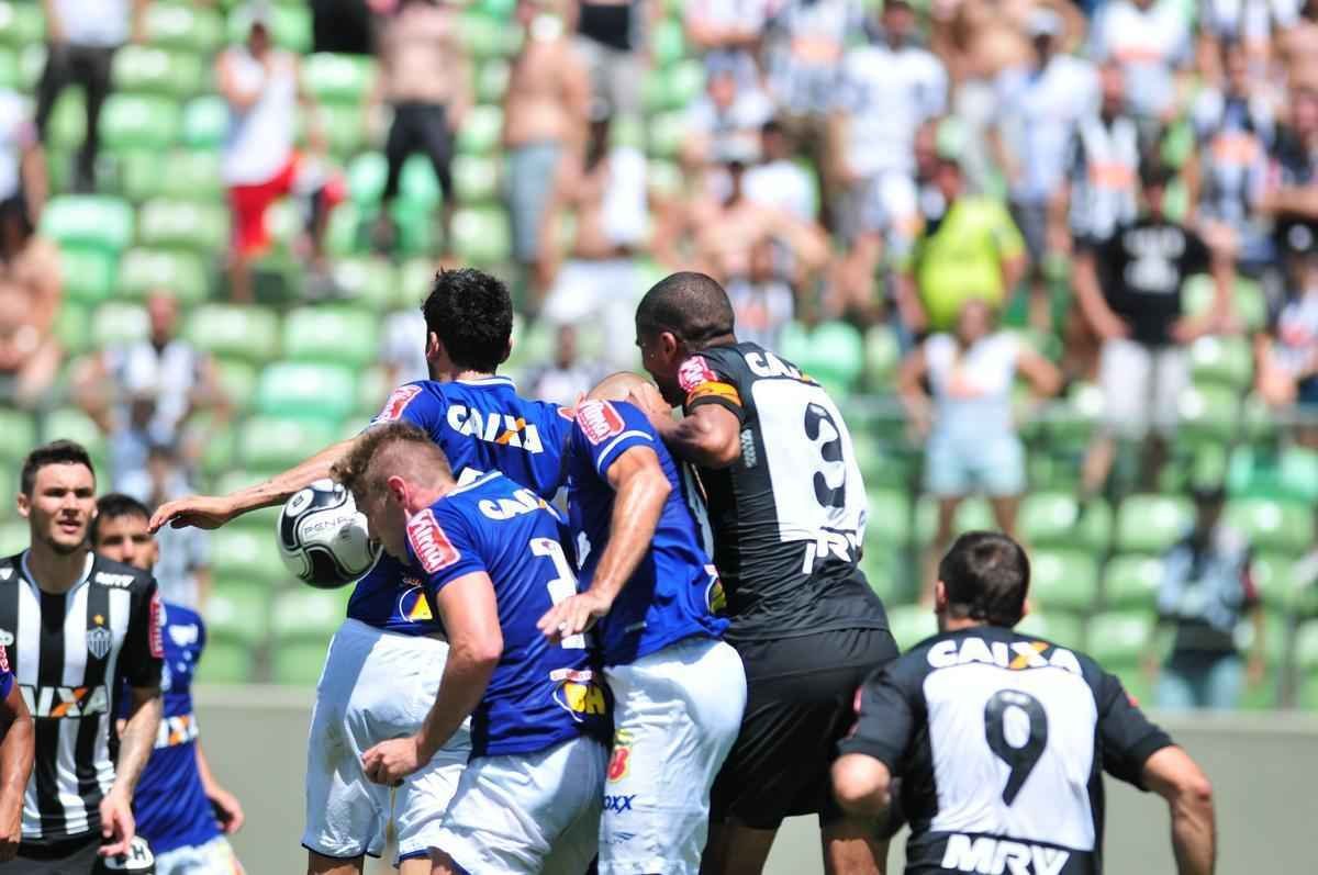 Imagens de lances do clssico mineiro realizado neste domingo, no Horto
