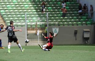 Rafael Silva marcou gol sobre rival e comemorou imitando galinha
