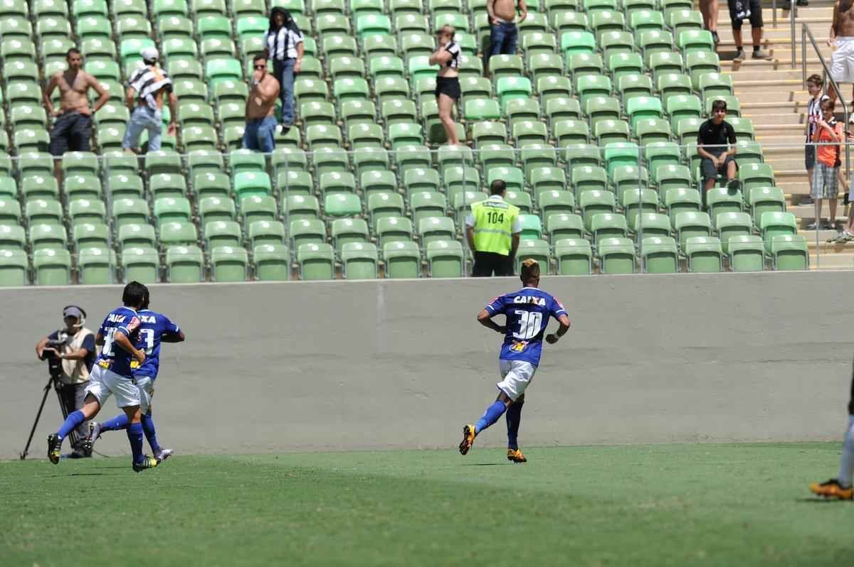Rafael Silva marcou gol sobre rival e comemorou imitando galinha