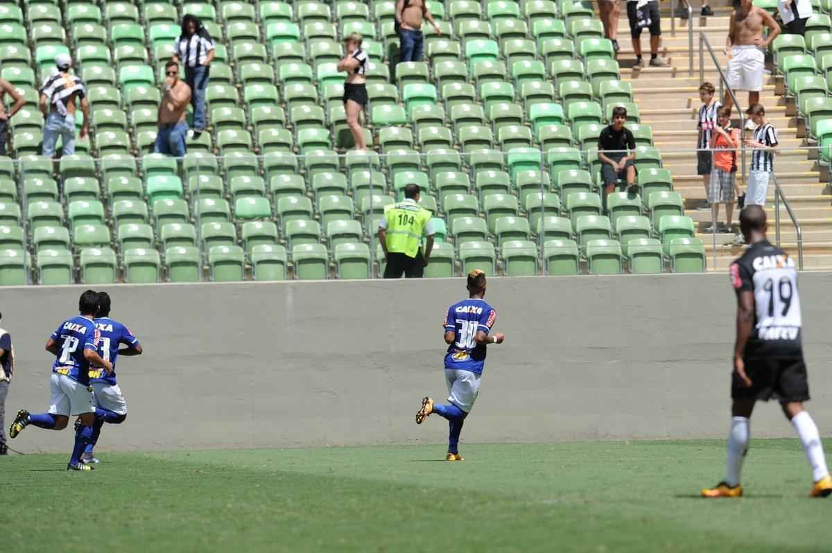 Rafael Silva marcou gol sobre rival e comemorou imitando galinha